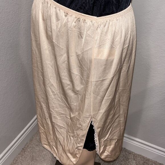 Vintage Vanity fair half slip w/ lace trimmed slit - Picture 3 of 5
